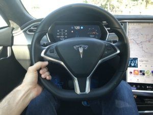Tesla Autopilot Hand am Lenkrad